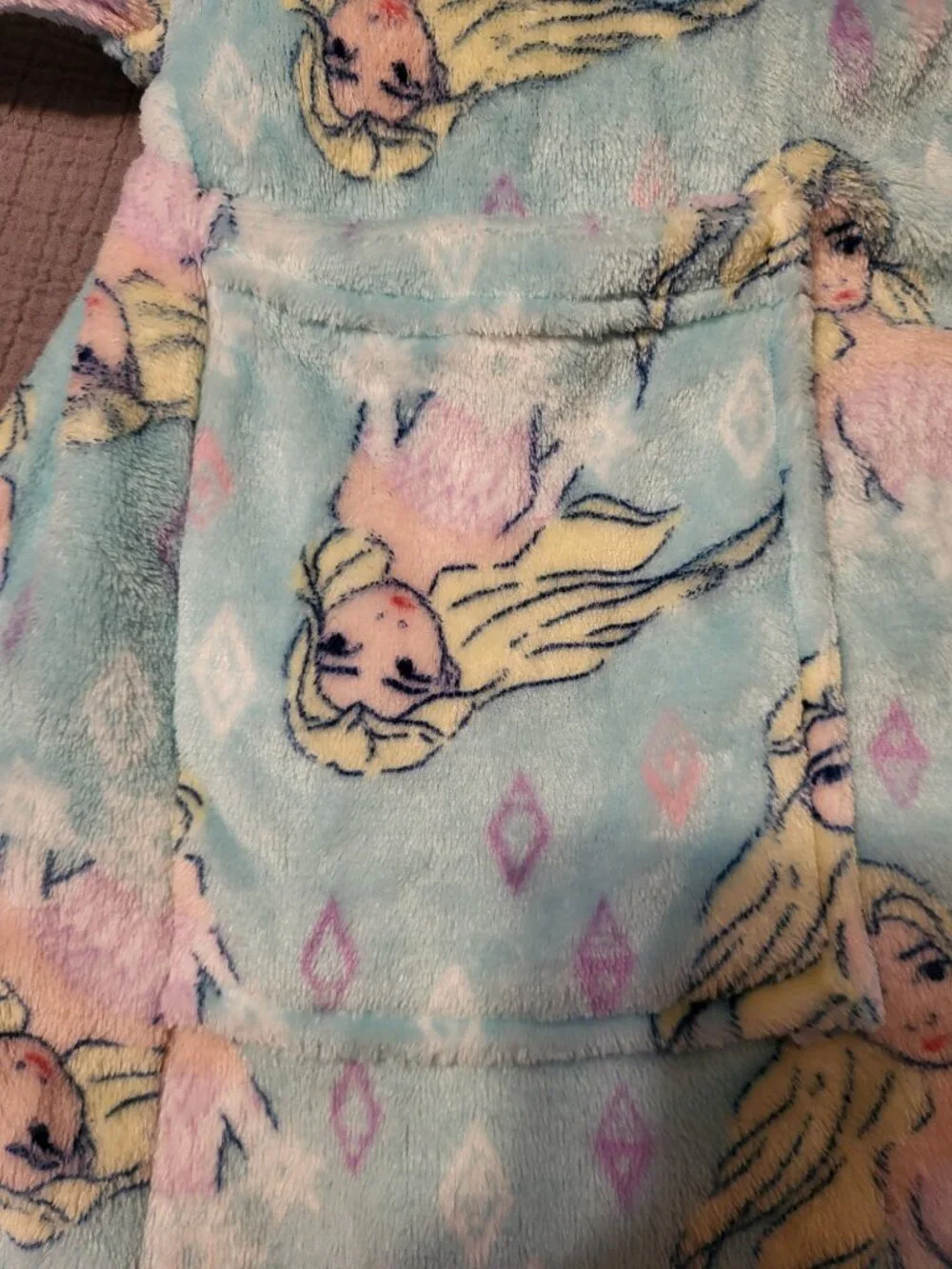 NWT Girls Frozen Robe. Size 8